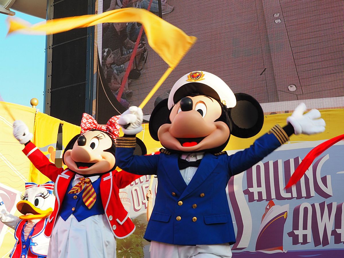 ディズニークルーズ
船内のプールサイドステージや劇場で、ミッキーたちのショ...