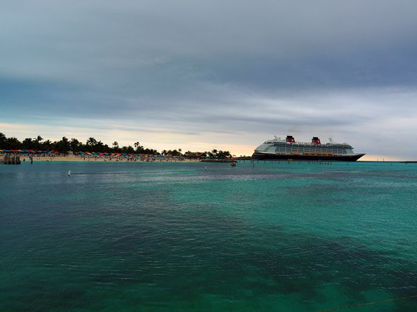 バハマ・バハマ「カリブ海をディズニークルーズでバハマへ」の写真：ディズニークルーズ
船内のプールサイドス...