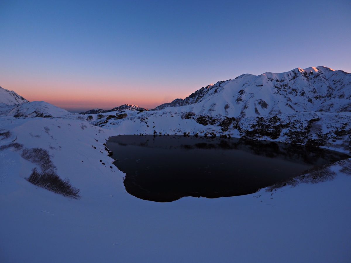 日が沈み始め、立山も白からオレンジ、オレンジからグレーと色を変えていきます