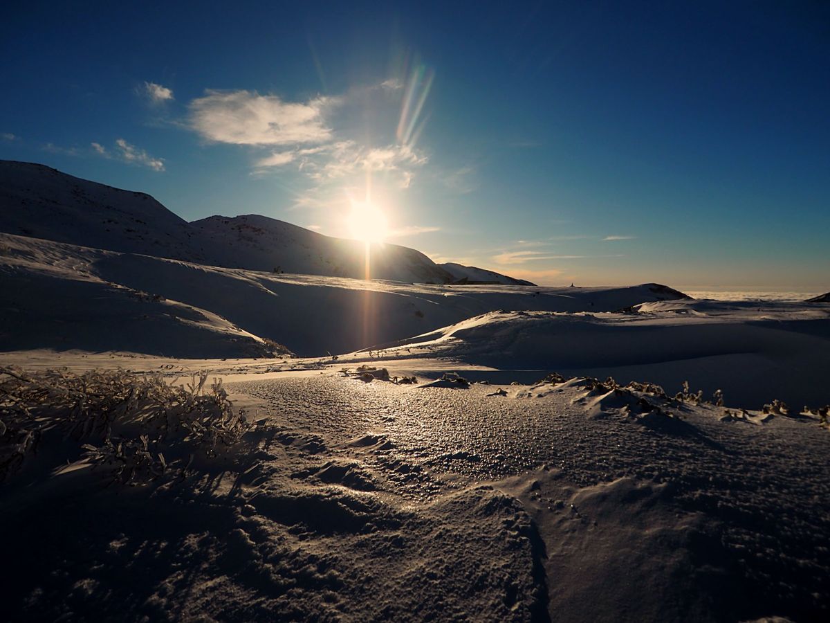 日が沈み始め、立山も白からオレンジ、オレンジからグレーと色を変えていきます