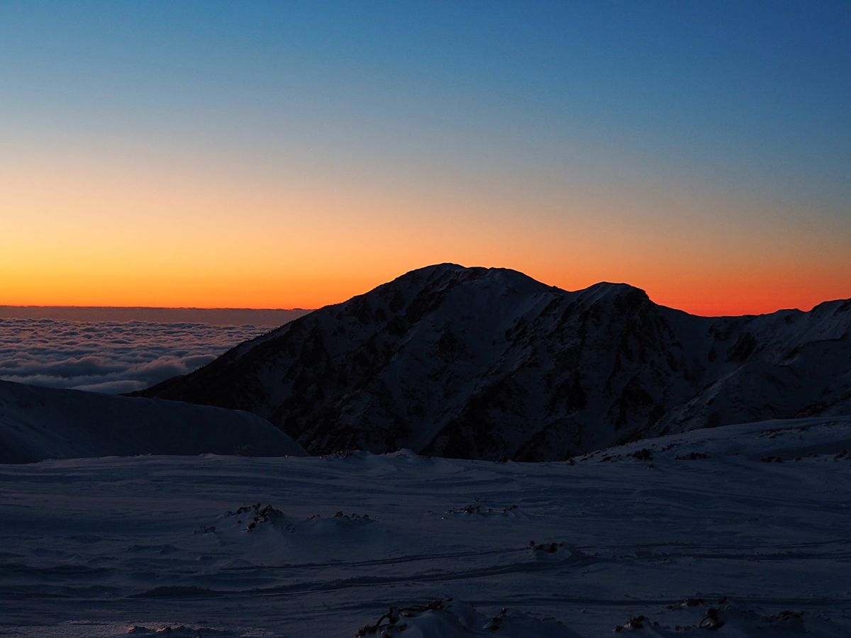 日が沈み始め、立山も白からオレンジ、オレンジからグレーと色を変えていきます