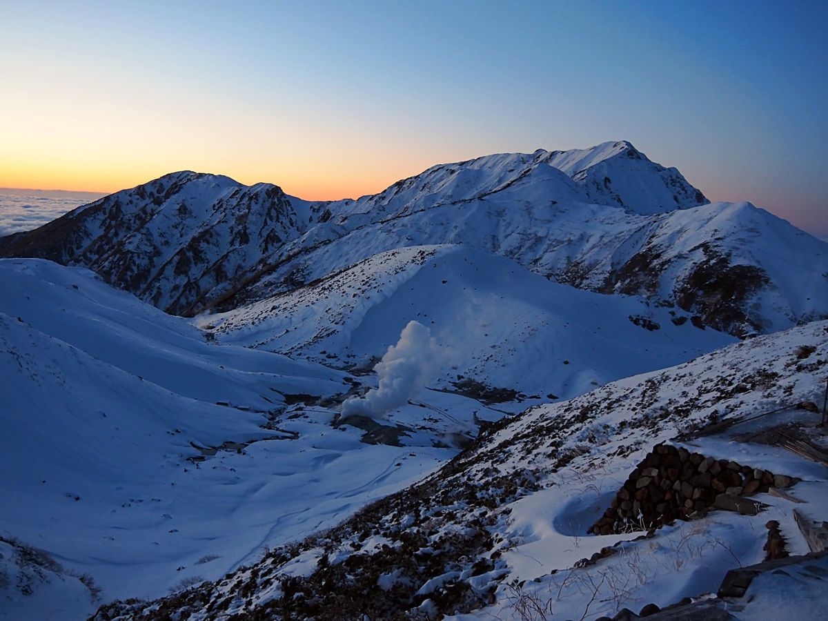 日が沈み始め、立山も白からオレンジ、オレンジからグレーと色を変えていきます