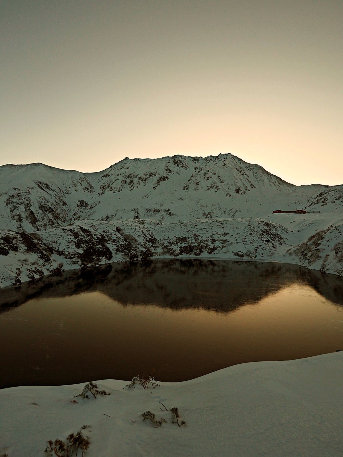 日が沈み始め、立山も白からオレンジ、オレンジからグレーと色を変えていきます