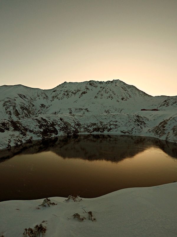 日本・富山「富山 立山で出会った嘘みたいな星空」の写真：日が沈み始め、立山も白からオレンジ、オレ...