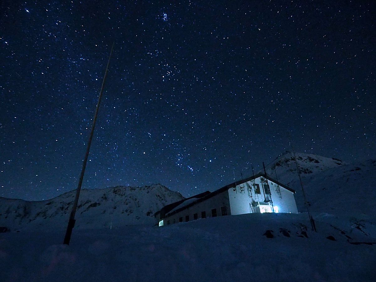 夜になると静寂の中、星たちが燦然と輝きを放ち始めました