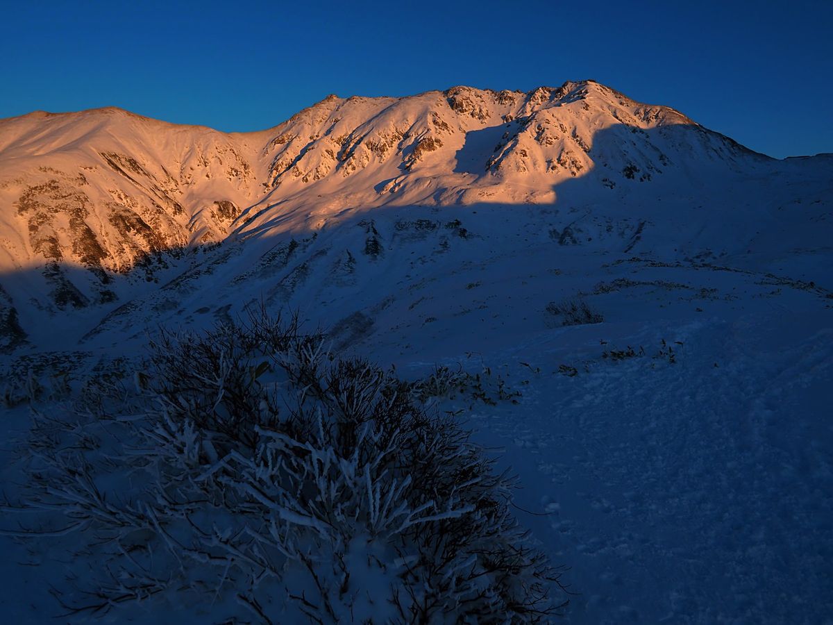 日が沈み始め、立山も白からオレンジ、オレンジからグレーと色を変えていきます