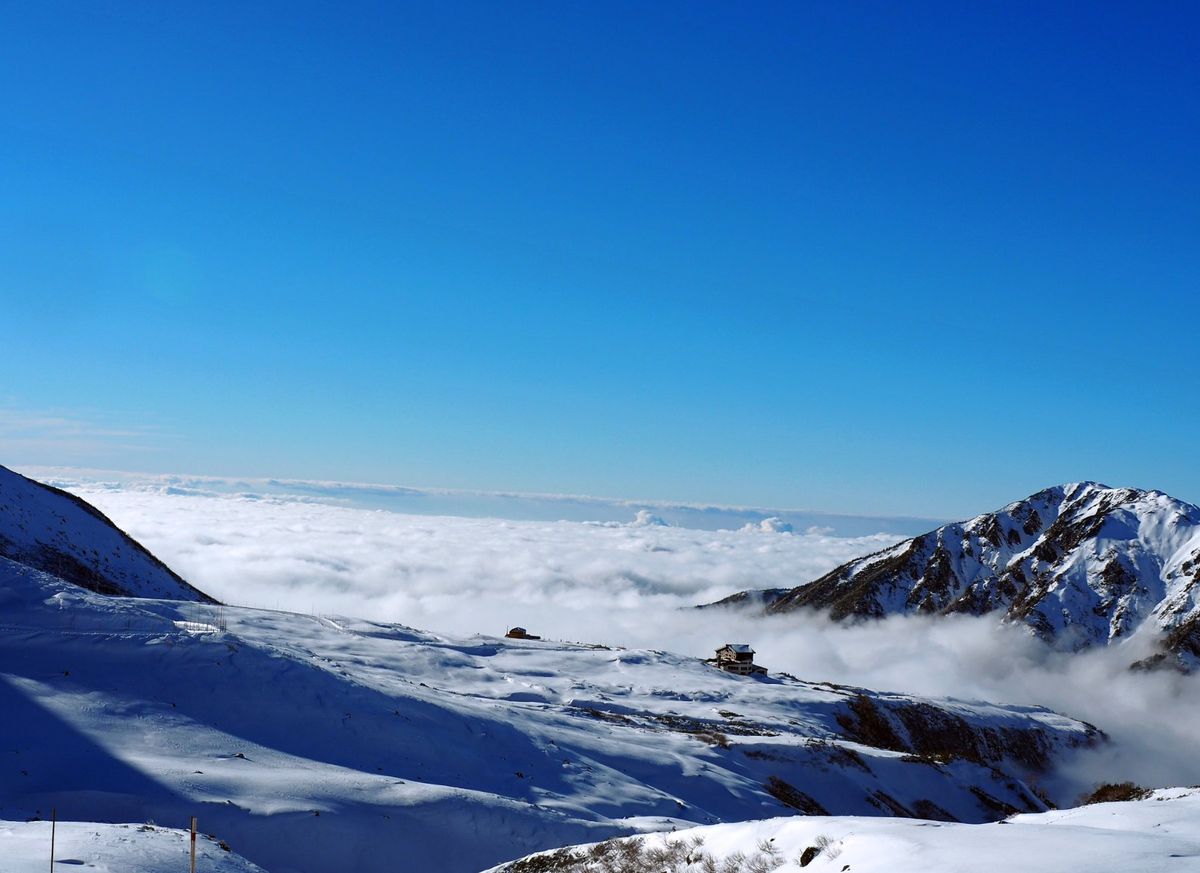 積もったばかりの新雪と雲ひとつない青空のコントラストが美しく、空気も冷たく...