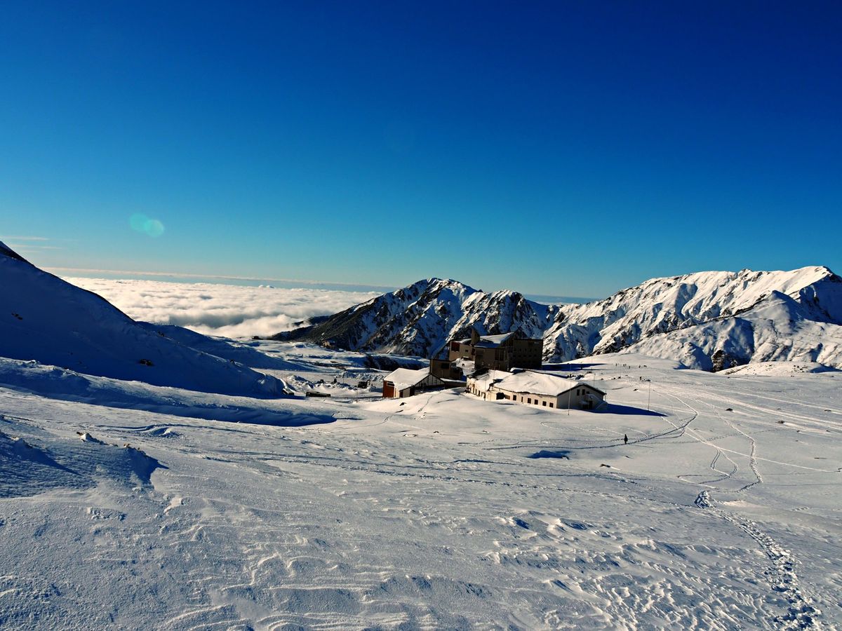 積もったばかりの新雪と雲ひとつない青空のコントラストが美しく、空気も冷たく...