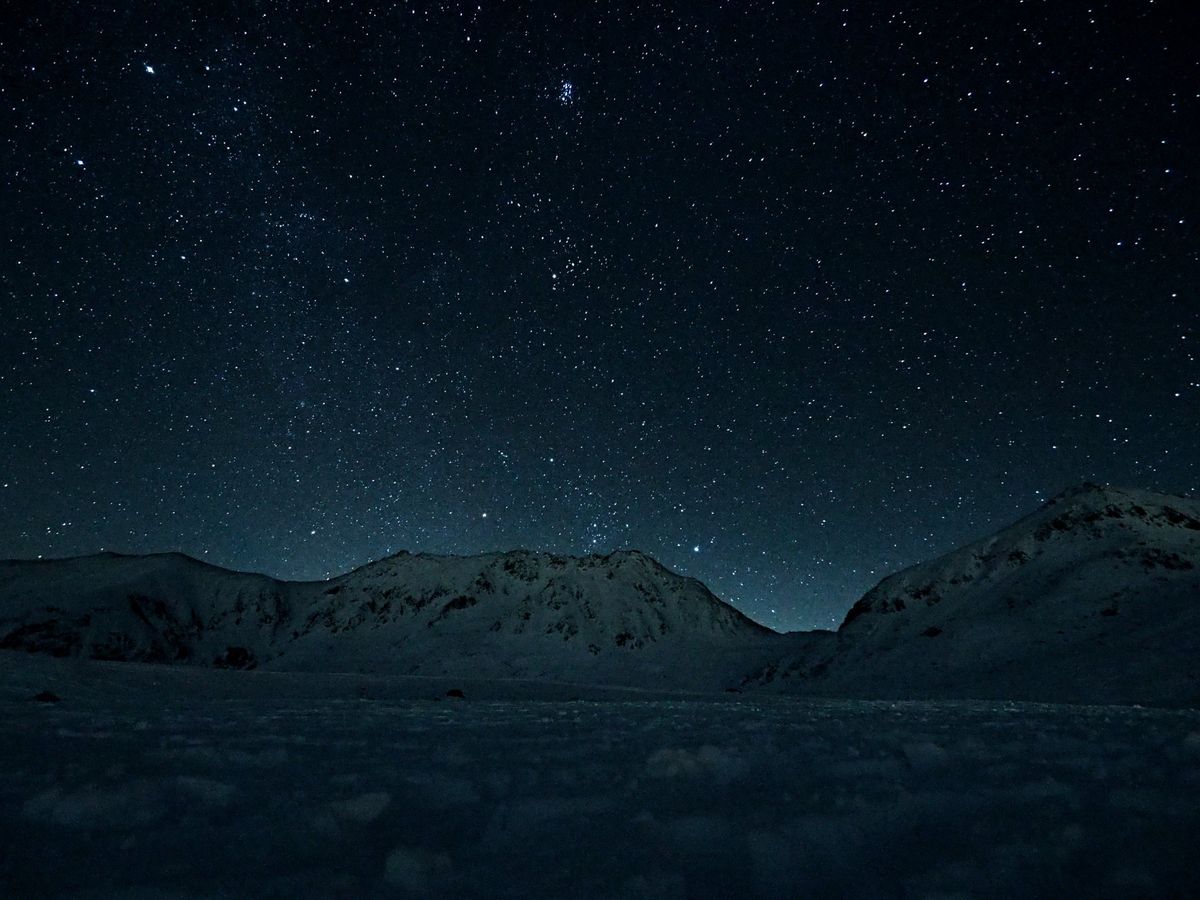 夜になると静寂の中、星たちが燦然と輝きを放ち始めました