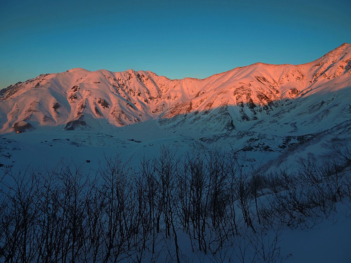 日が沈み始め、立山も白からオレンジ、オレンジからグレーと色を変えていきます