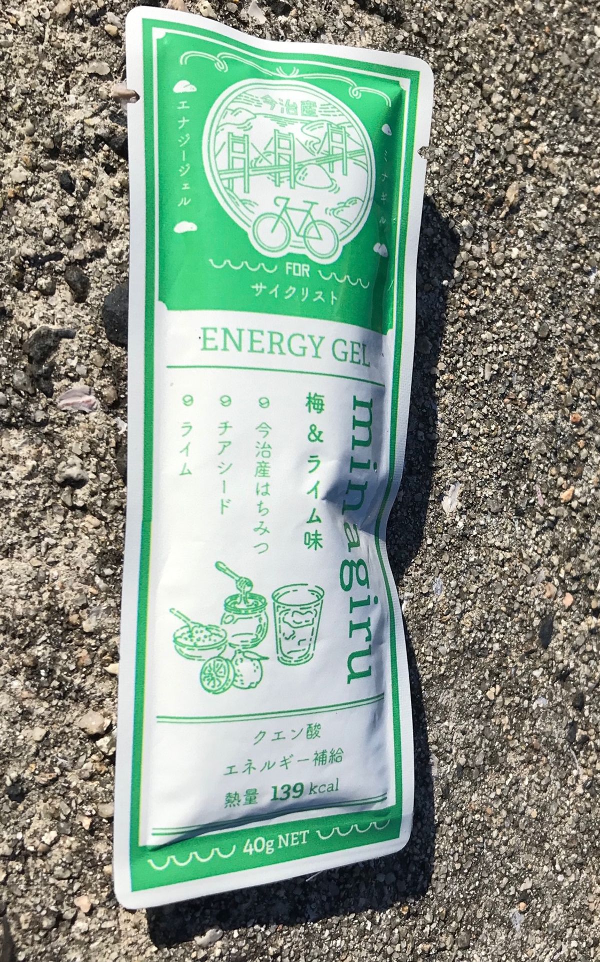 途中の売店ではサイクリスト向けの補給食が盛り沢山。
お好み焼き屋もあります。
