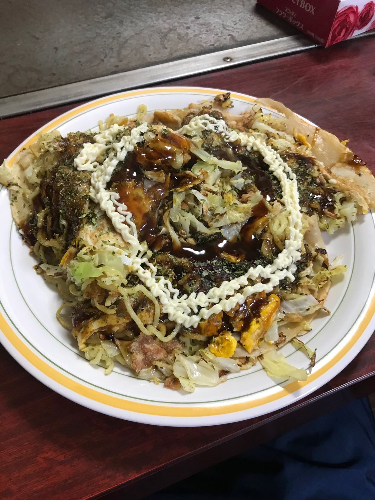 途中の売店ではサイクリスト向けの補給食が盛り沢山。
お好み焼き屋もあります。
