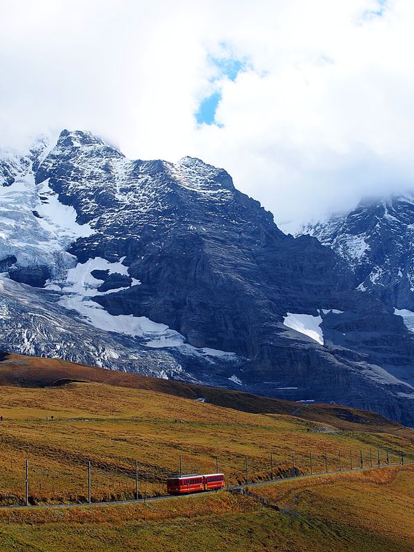 スイス・ツェルマット「スイス　アルプスの山々への誘い」の写真：ユングフラウヨッホ
ユングフラウ、アイガ...