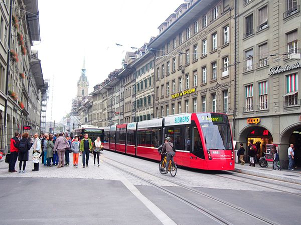 スイス・ツェルマット「スイス　アルプスの山々への誘い」の写真：ベルン
首都ベルンは小さくて趣深い街
通...