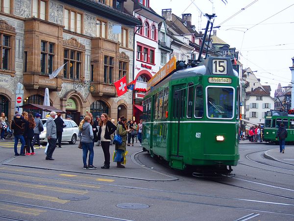 スイス・ツェルマット「スイス　アルプスの山々への誘い」の写真：バーゼル
フランスやドイツとの国境の街バ...