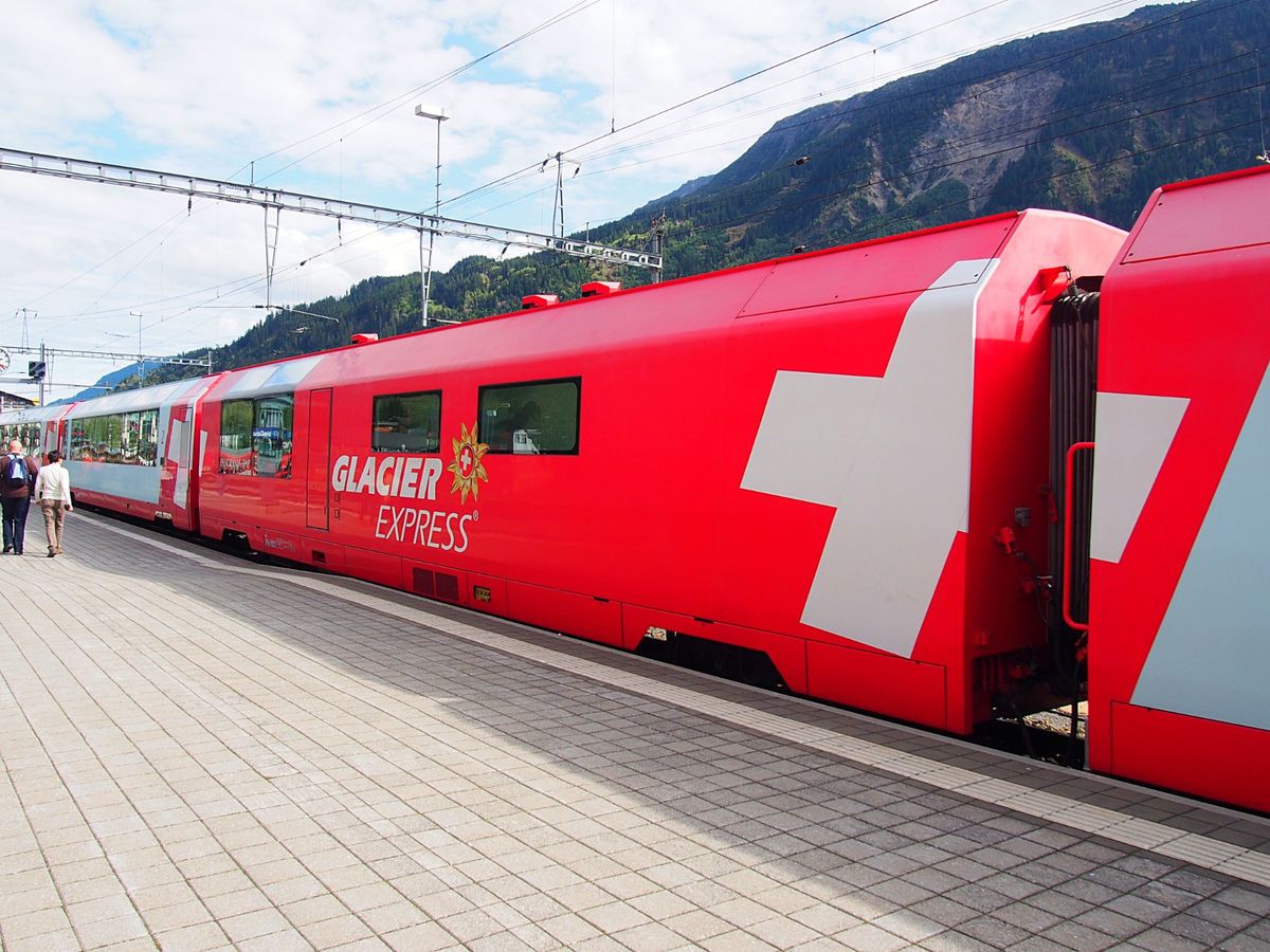 スイスでの都市間移動は電車を利用
特にツェルマットとサンモリッツを結ぶグレ...