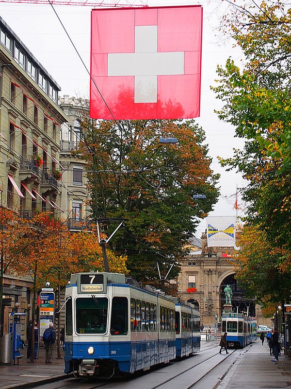 スイス・ツェルマット「スイス　アルプスの山々への誘い」の写真：チューリヒ
スイス最大の街チューリヒ
日...