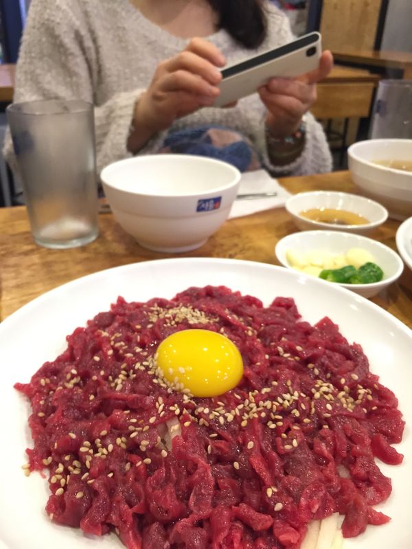 大韓民国 (韓国)「韓国旅行」の写真:韓国料理満喫。
生の牛刺し屋さん。ここは...