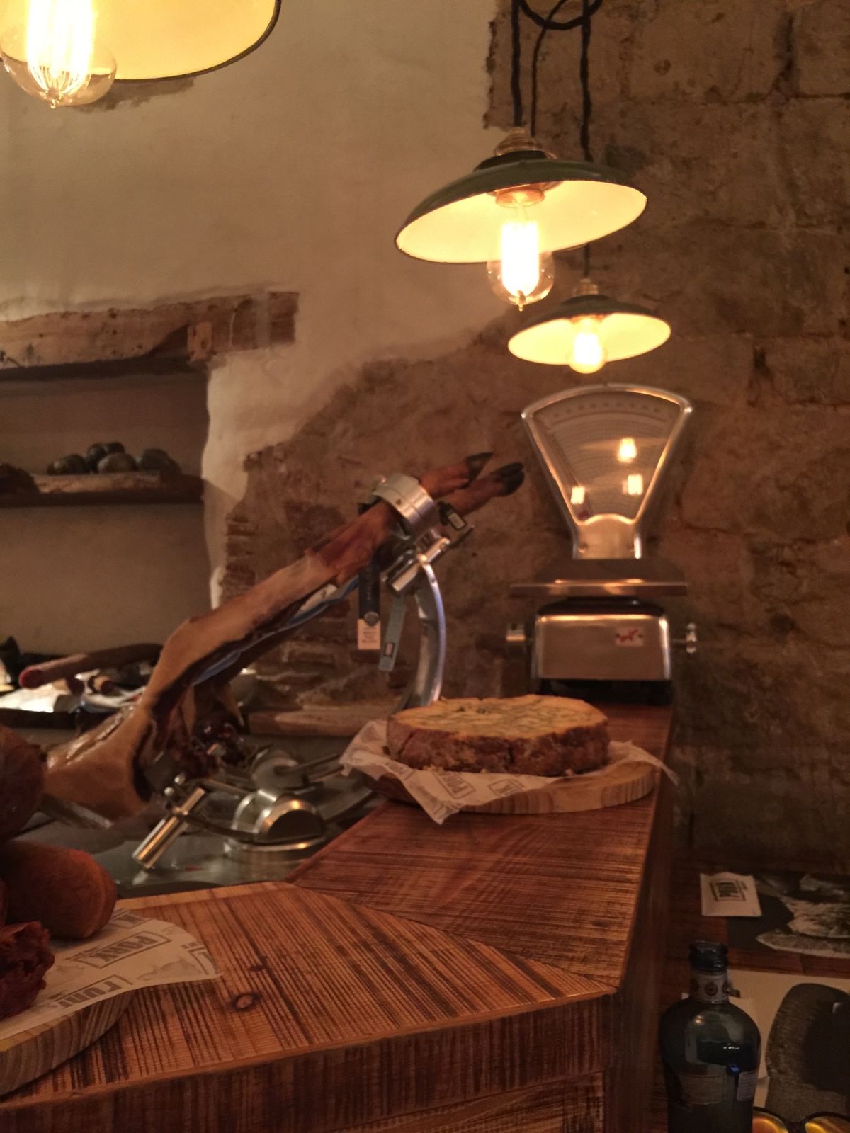 ご飯その3
豚のお店。内装すごくおしゃれで美味しい！
でもボリューミーで食...