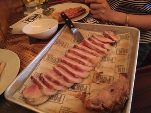 ご飯その3
豚のお店。内装すごくおしゃれで美味しい！
でもボリューミーで食...
