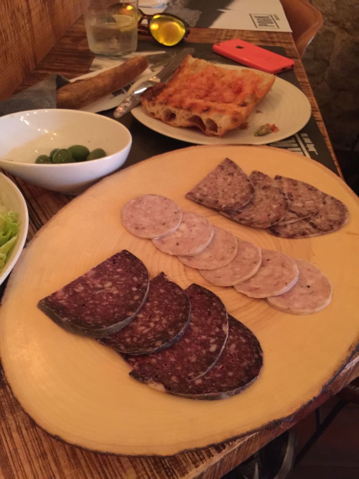 ご飯その3
豚のお店。内装すごくおしゃれで美味しい！
でもボリューミーで食...