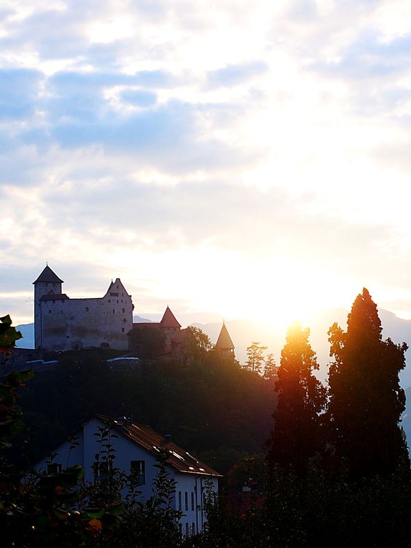 リヒテンシュタイン・ファドーツ「リヒテンシュタイン 山に囲まれた小国」の写真：観光は数時間で終わってしまうかも
でも穏...