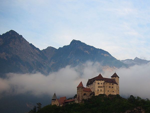 リヒテンシュタイン・ファドーツ「リヒテンシュタイン 山に囲まれた小国」の写真：観光は数時間で終わってしまうかも
でも穏...