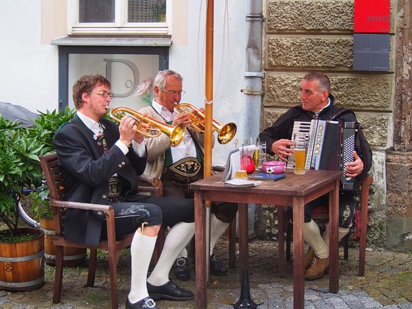 オーストリア・インスブルック「オーストリア　音楽が心地よく響くチロル地方へ」の写真：ハルインチロル
小さな街のなかに音楽が響...