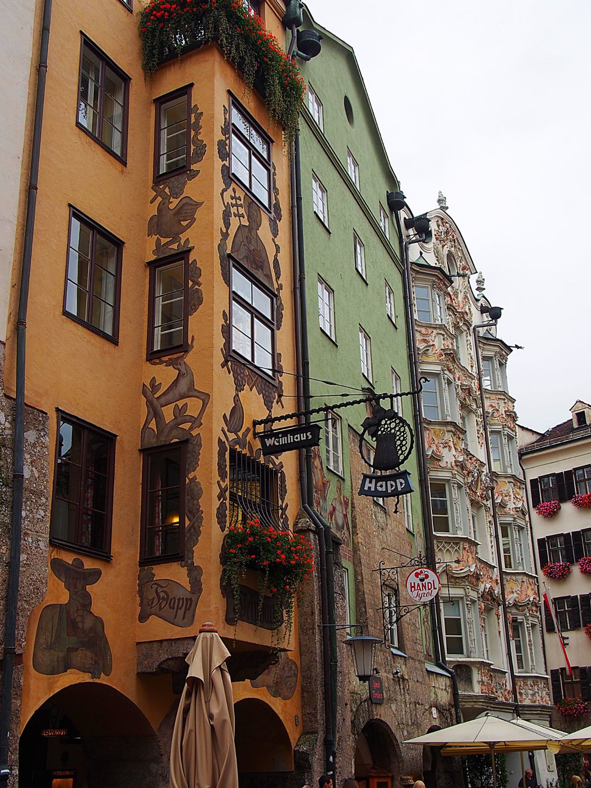 インスブルック
この街は色とりどりの建物や、その建物を引き立てる壁画や装飾...