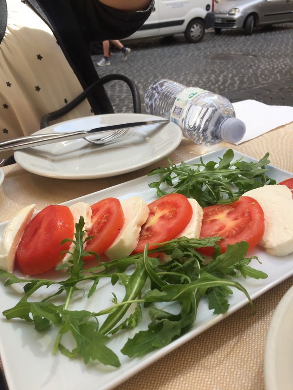 イタリア・イタリアローマ「イタリア旅行　友人と」の写真：ご飯たち。
カプレーゼとディナー