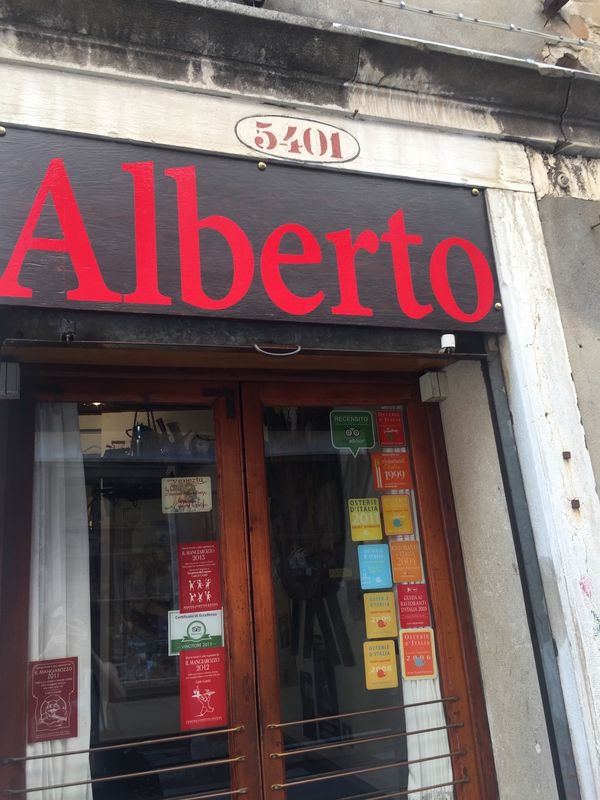 イタリア・イタリアローマ「イタリア旅行　友人と」の写真：最終日のパスタ！
ベネツィア。
イカスミ...