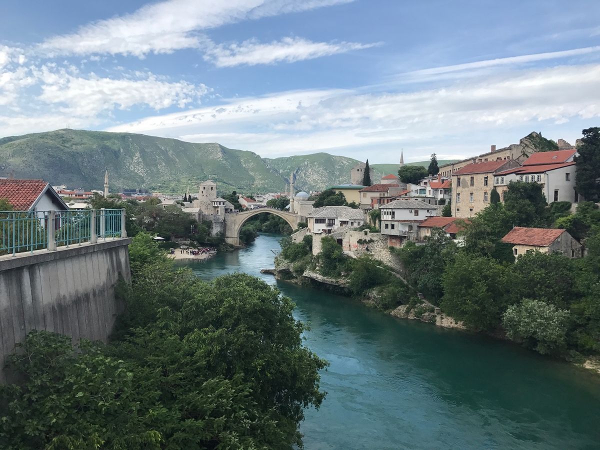 モスタールは川がキレイなところでした。
内戦の痕が生々しく、ジプシーの子供...