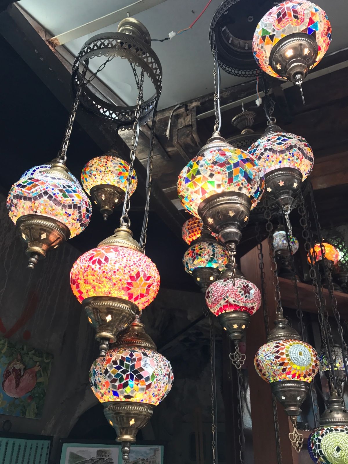 モスタールは川がキレイなところでした。
内戦の痕が生々しく、ジプシーの子供...