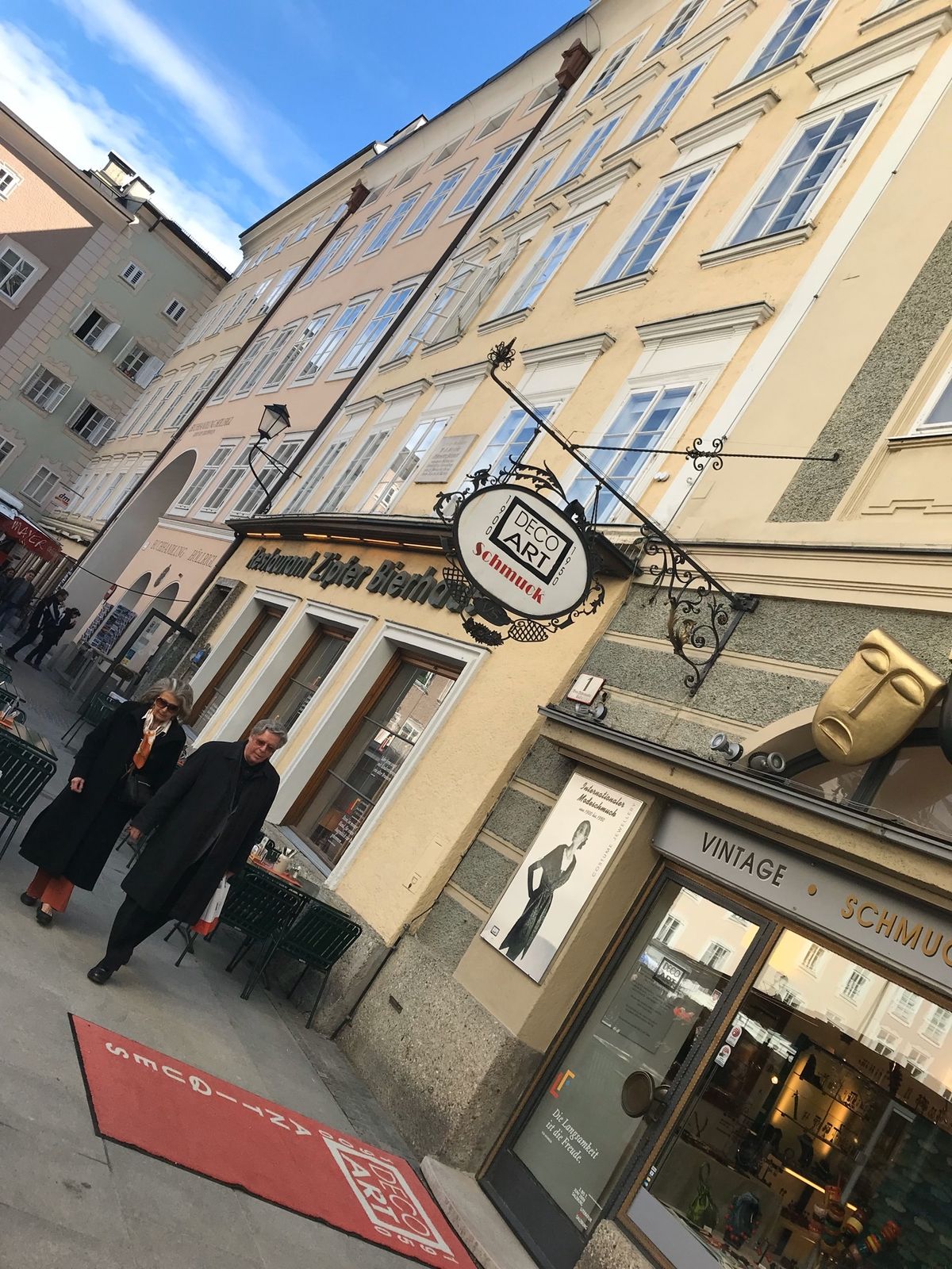 オーストリア🇦🇹へ
ドイツからバイエルン鉄道で列車の旅
華やかな洗練された...