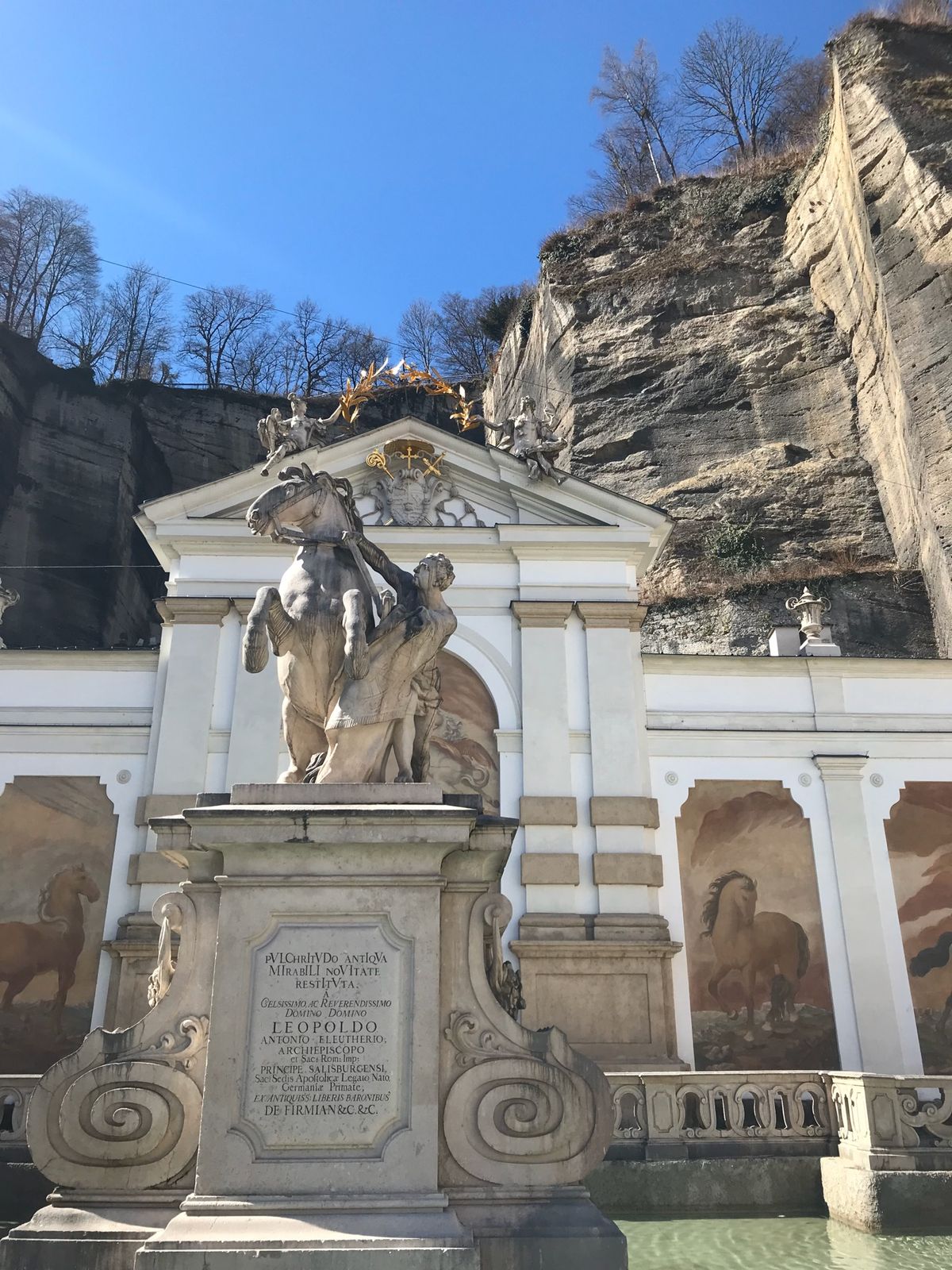 ザルツブルク
ザルツァッハ川からの街並み
春の陽射しで…より綺麗✨