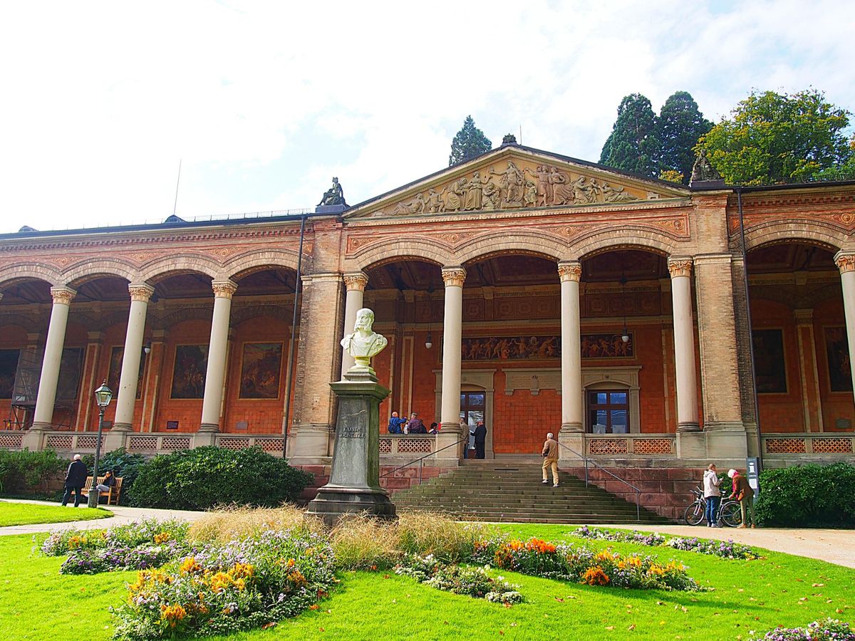 バーデンバーデン
ローマ帝国の時代から温泉地として栄えた由緒正しい温泉地で...