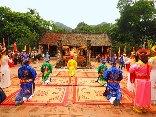 ベトナム・ニンビン「ベトナム ニンビン省タムコックで茶色い川下り」の写真：何かわかりませんでしたが、お寺での儀式を...