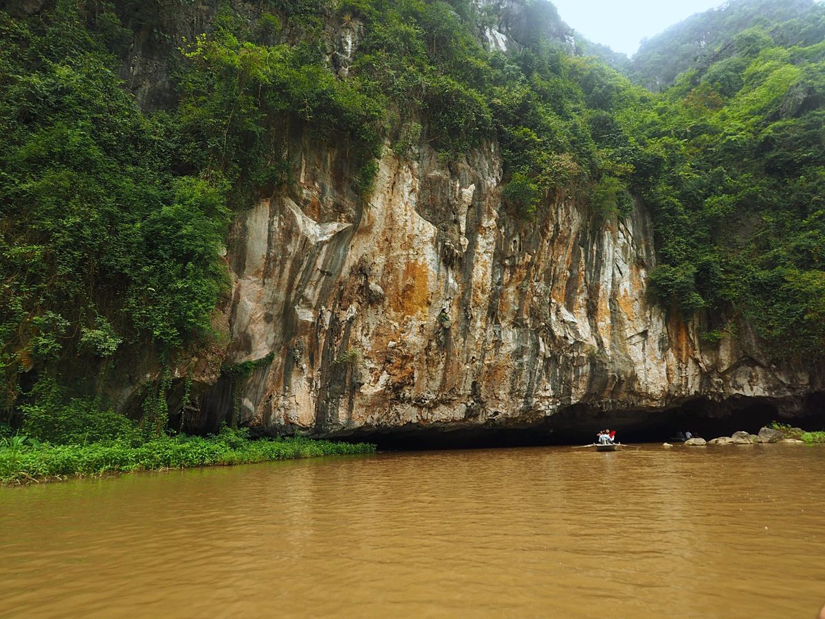 川下りは景色の変化も大きく飽きさせません
美しい水田地帯が広がり、山に登る...