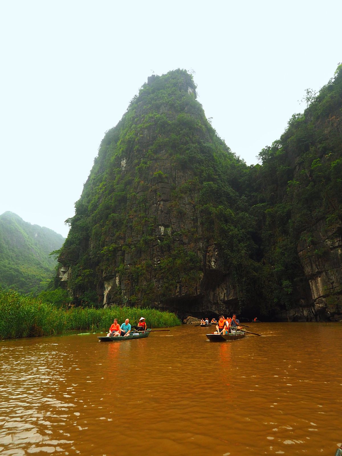 川下りは景色の変化も大きく飽きさせません
美しい水田地帯が広がり、山に登る...