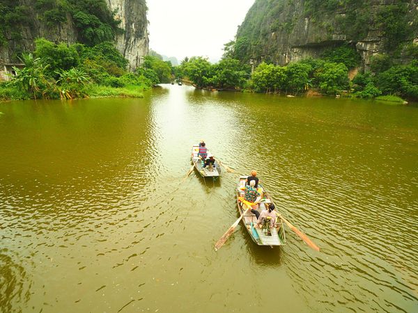 ベトナム・ニンビン「ベトナム ニンビン省タムコックで茶色い川下り」の写真：川下りは景色の変化も大きく飽きさせません...