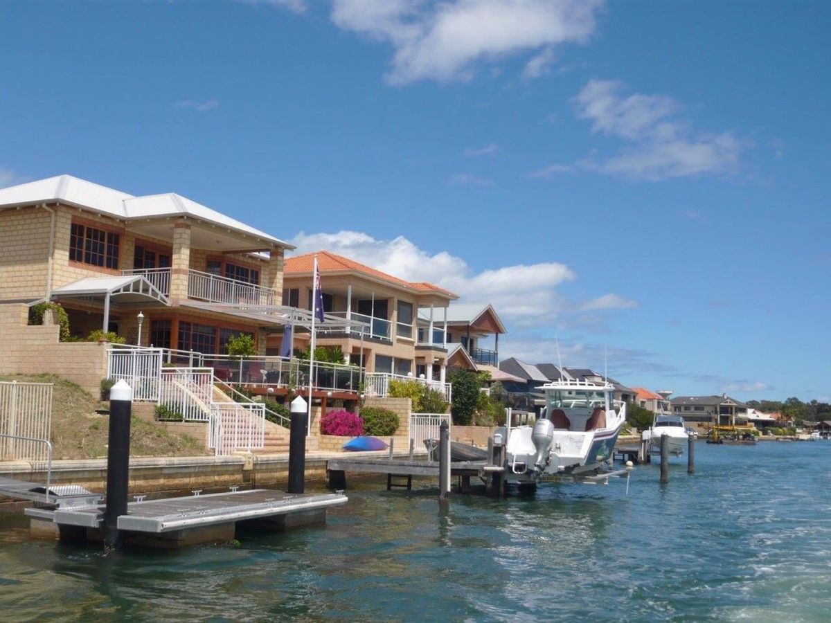 ペリカンがその辺にいる高級住宅地のマンデュラ。in WA
どの家もボード持...