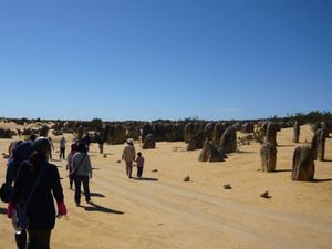 どこまでも続く道を行くと突然現れる奇岩の数々、ピナクルズ。in WA