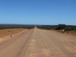 どこまでも続く道を行くと突然現れる奇岩の数々、ピナクルズ。in WA