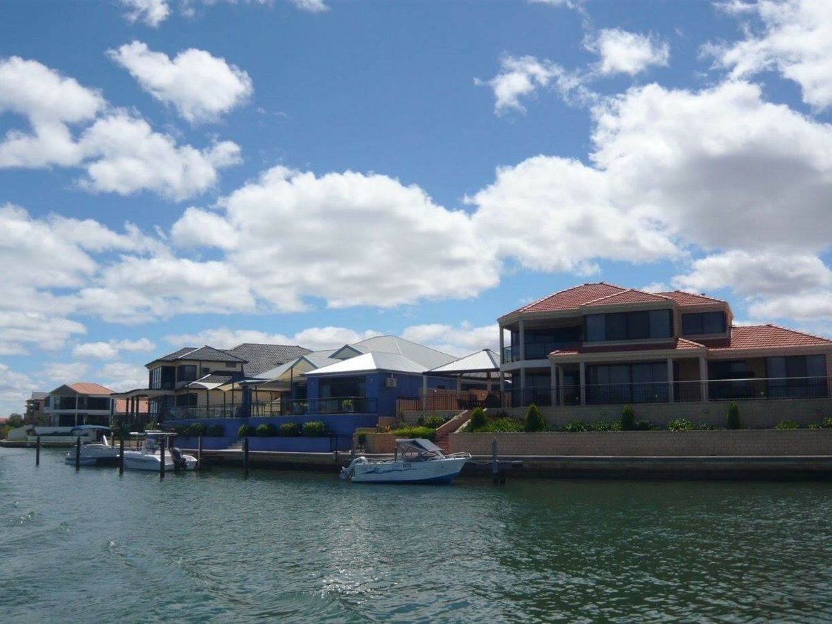 ペリカンがその辺にいる高級住宅地のマンデュラ。in WA
どの家もボード持...