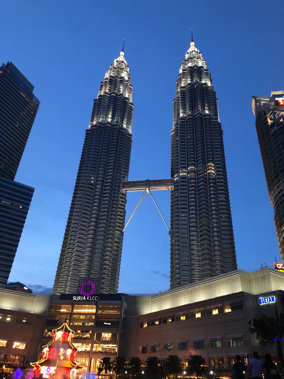 首都クアラルンプールのランドマーク、KLタワーとペトロナスツインタワー。昼...