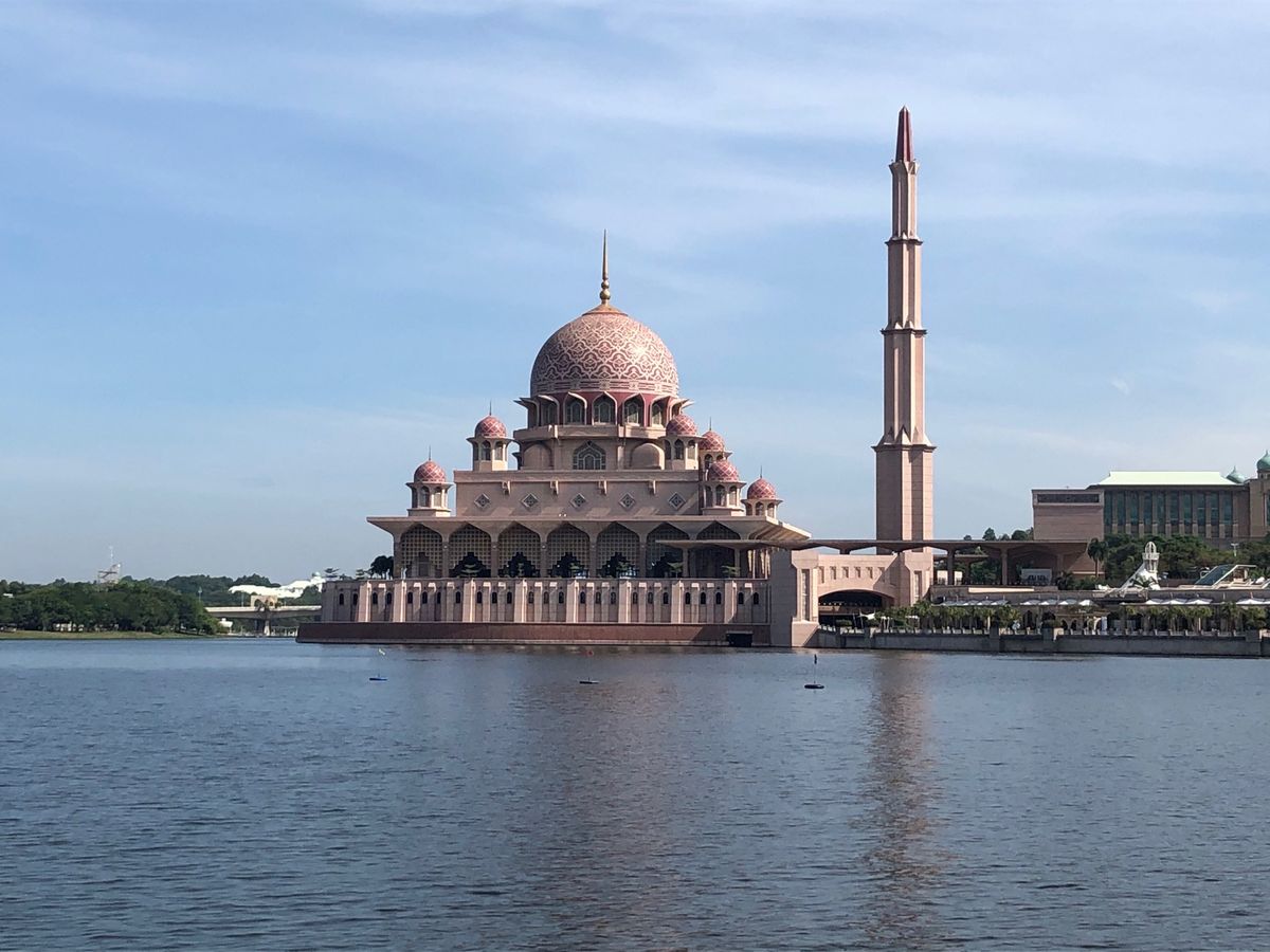 首都クアラルンプールとクアラルンプール国際空港の間にあるキレイな町プトラジ...