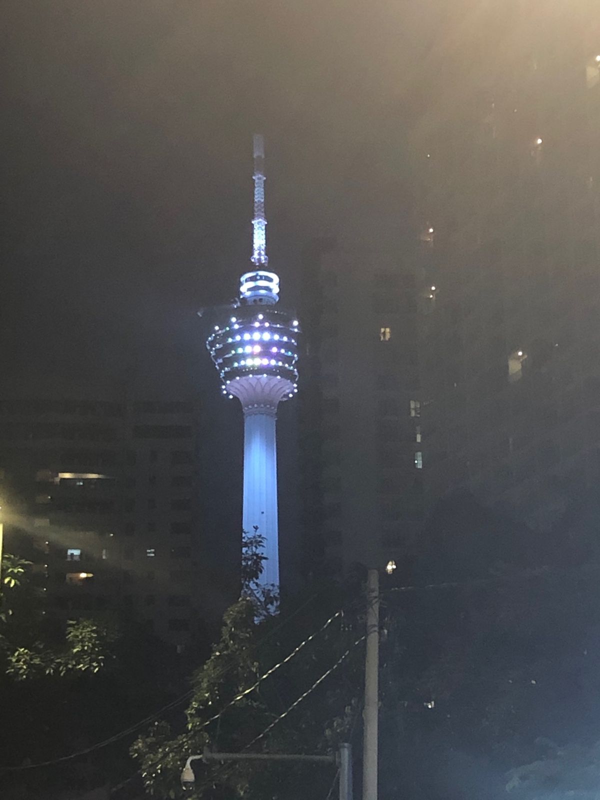 首都クアラルンプールのランドマーク、KLタワーとペトロナスツインタワー。昼...