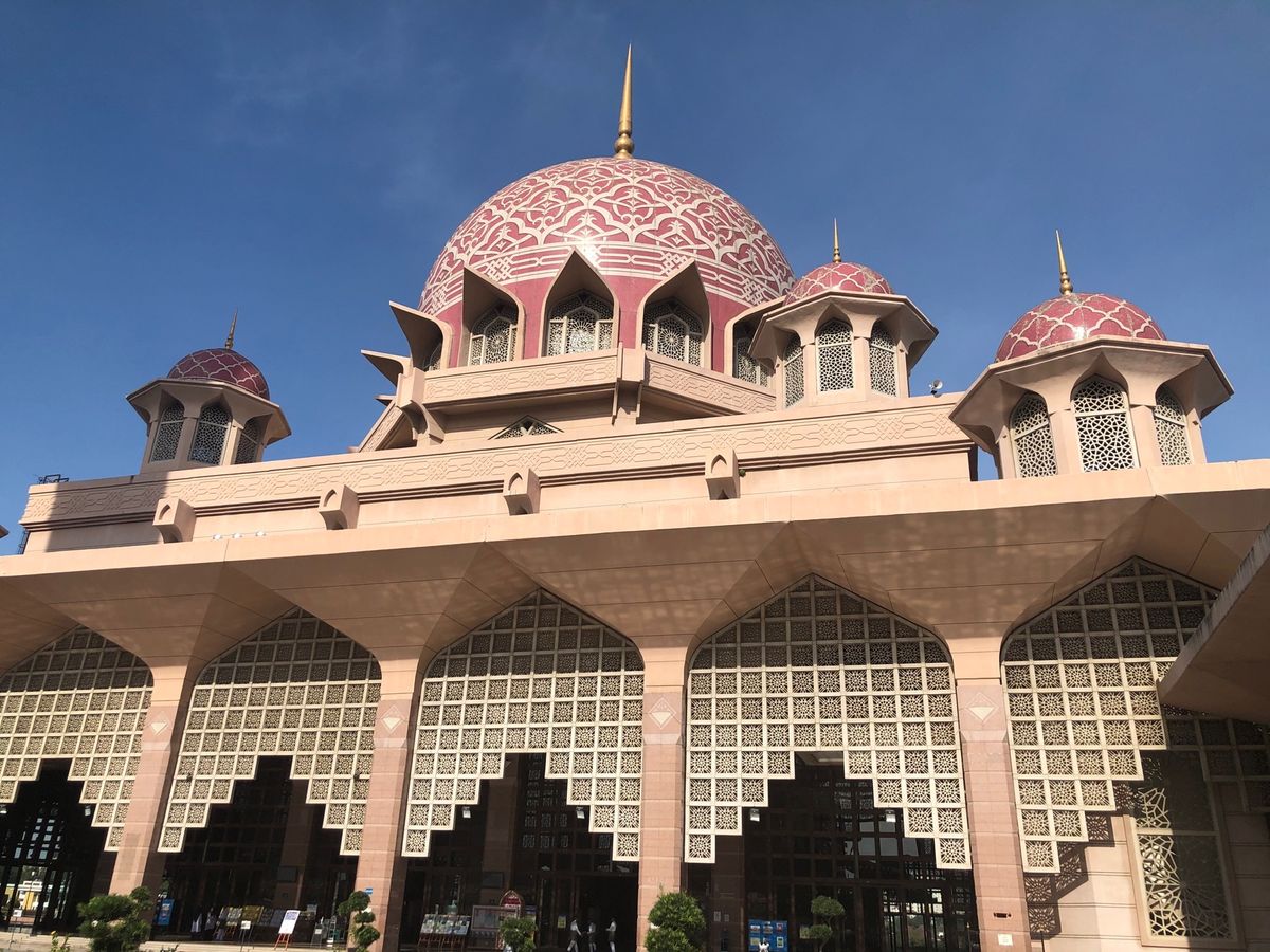 首都クアラルンプールとクアラルンプール国際空港の間にあるキレイな町プトラジ...