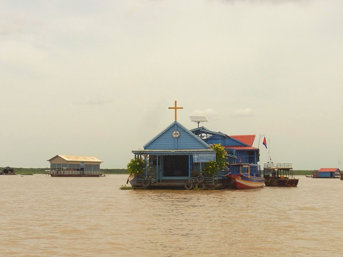 トンレサップ湖の水上集落へは観光用の小型ボートで出発
教会の船、学校の船、...