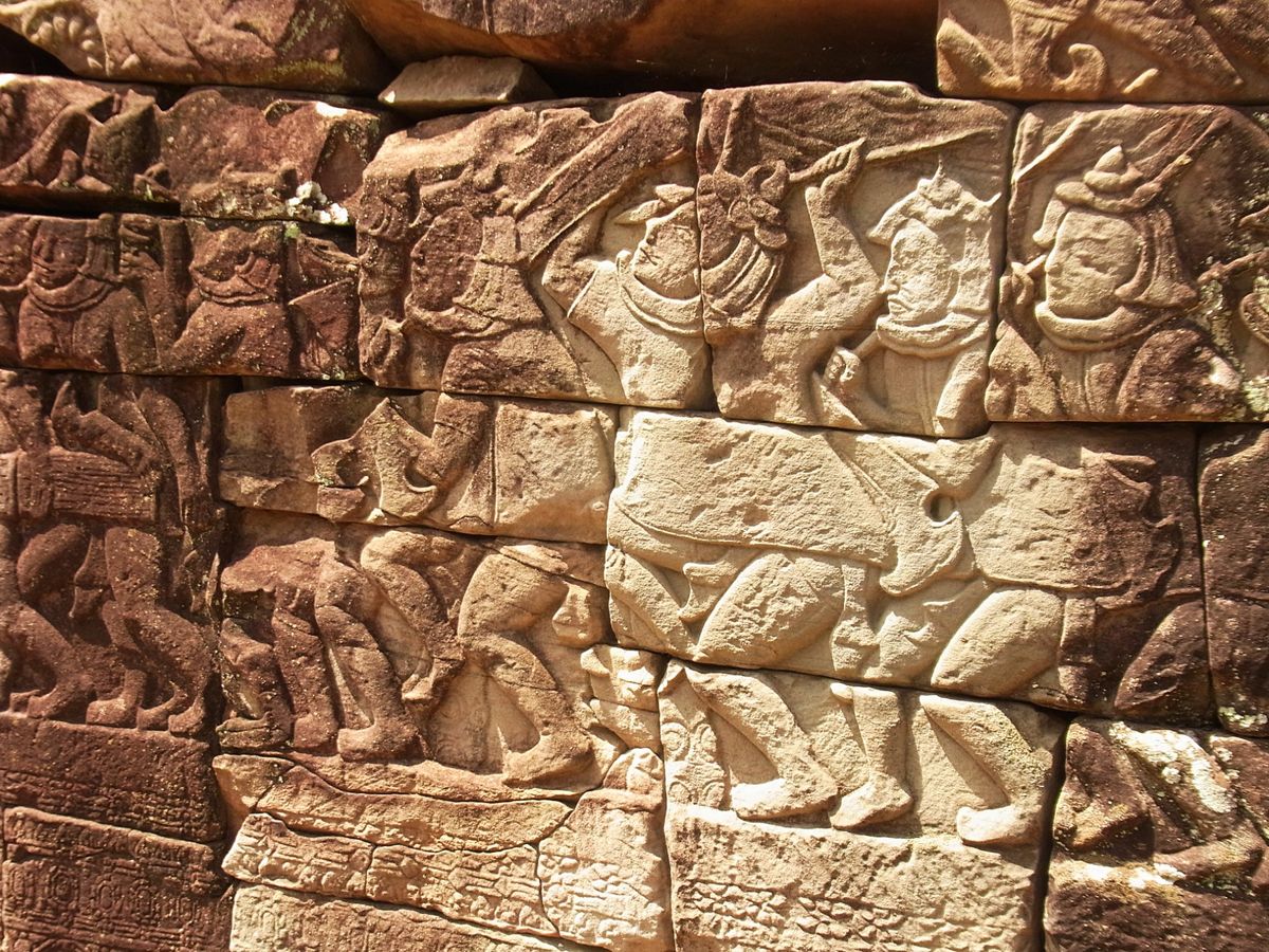 アンコールトム　バイヨン
巨大な顔が点在しているのが特徴
日中はとにかく暑い